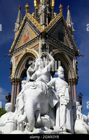 Das Albert Memorial befindet sich in Kensington Gardens, London, direkt in den Norden der Royal Albert Hall. Es wurde von Königin Victoria ich beauftragt Stockfoto