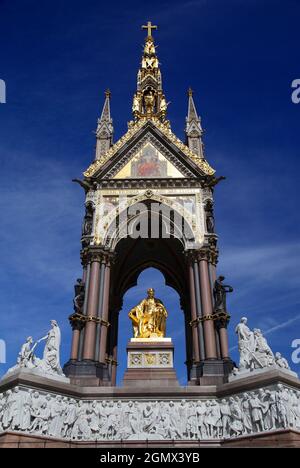 Das Albert Memorial befindet sich in Kensington Gardens, London, direkt in den Norden der Royal Albert Hall. Es wurde von Königin Victoria ich beauftragt Stockfoto