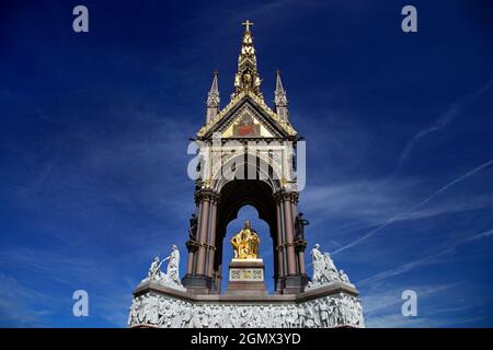 Das Albert Memorial befindet sich in Kensington Gardens, London, direkt in den Norden der Royal Albert Hall. Es wurde von Königin Victoria ich beauftragt Stockfoto