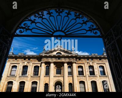 Oxford, England - 25. August 2017 das große neoklassizistische Clarendon-Gebäude liegt im historischen Herzen von Oxford, gleich neben der Bodleian Library und Stockfoto