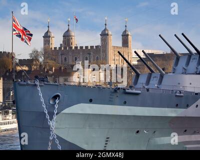 HMS Belfast war ein leichter Kreuzer der Royal Navy, der im Weltkrieg 2 aktiv eingesetzt wurde. Es ist jetzt ein Museumsschiff und Touristenattraktion geworden, dauerhaft Stockfoto