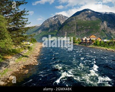 Eidfjord, Norwegen - 31. Mai 2016 Eidfjord ist eine kleine Stadt im Bezirk Hardanger, an der Westküste Norwegens. Es liegt am Ende des Eidfjordes Stockfoto