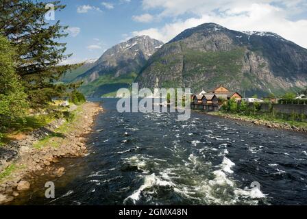 Eidfjord ist eine kleine Stadt im Bezirk Hardanger, an der Westküste Norwegens. Es liegt am Ende des Eidfjords, einem inneren Ast des Großen Stockfoto