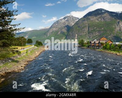Eidfjord ist eine kleine Stadt im Bezirk Hardanger, an der Westküste Norwegens. Es liegt am Ende des Eidfjords, einem inneren Ast des Großen Stockfoto
