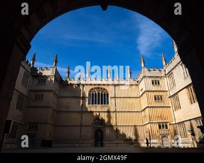 Die historische Bodleian Library ist die wichtigste Forschungsbibliothek der University of Oxford. Es stammt zum Teil aus dem 14. Jahrhundert und ist eines der Stockfoto