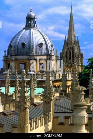 Oxford, England - 2016; drei Wahrzeichen von Oxford zum Preis von einem - dieser Blick von der Kuppel des Sheldonian Theatre umfasst den weltberühmten Bo Stockfoto