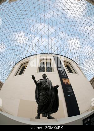 Das zentrale Viereck des Britischen Museums in London wurde zum Queen Elizabeth II. Great Court, allgemein einfach als t bezeichnet, neu entwickelt Stockfoto