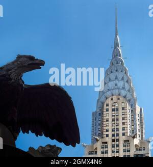 New York, USA - 4. November 2013; Keine Menschen im Blick. Das ikonische Art Deco Chrysler Gebäude bildet einen interessanten Kontrast zum eher klassischen Eagle sc Stockfoto