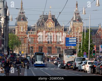 Amsterdam, Niederlande - 27. Mai 2016 Amsterdam ist die Hauptstadt von NetherlandsÕ und berühmt für ihr künstlerisches Erbe, ihr malerisches Kanalsystem und ihre engen Häuser Stockfoto