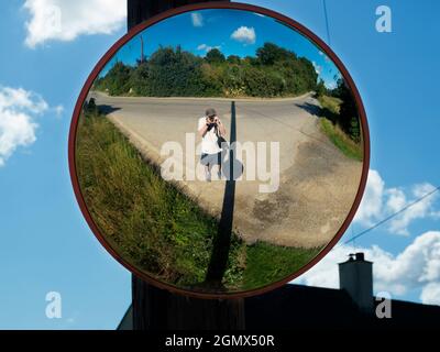 Radley Village, Oxfordshire, England - 11. Juli 2020; meine Reflexion im Blick. Selbst im Lockdown mache ich täglich eine Stunde lang einen Spaziergang durch mein Heimatdorf Stockfoto