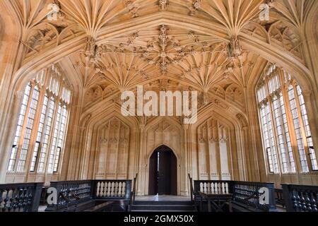 Oxford, England - 2017; in der Divinity School der Bodleian Library der Oxford University, England. Dieser berühmte mittelalterliche Raum ist mit einem geschmückt Stockfoto