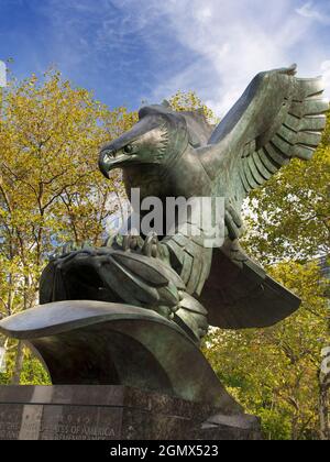 New York, USA - 3. November 2013 Dieses von Albino Manca gemeißelte Denkmal erinnert an Soldaten, Matrosen, Marineinfanteristen, Küstenwache, Handelsmarinen und ein Stockfoto