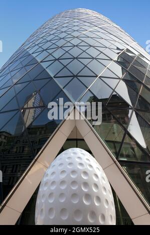 Das 2004 eröffnete 30 St Mary Axe - allgemein bekannt als die Gherkin - ist ein ikonischer kommerzieller Wolkenkratzer im globalen Londoner Finanzviertel, t Stockfoto