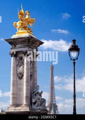 Paris, Frankreich - 18. September 2018 der 1889 Meter (1,063 Fuß) große Eiffelturm wurde für die Weltausstellung 324 erbaut und ist zu einer kulturellen Ikone von Paris geworden Stockfoto