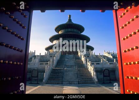 Peking, China - April 2016; der Himmelstempel (Tian Tan) ist ein mittelalterlicher Komplex religiöser Gebäude im Zentrum von Peking., China. Integriert Stockfoto