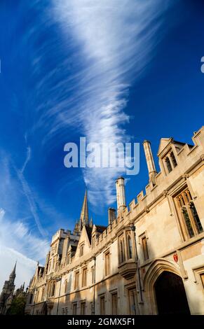 Oxford, England - 28. Oktober 2019 Ich liebe es, in den Himmel zu schauen. Was Sie sehen, ist oft schön und verändert sich ständig. Spaziergang durch Oxford auf einem schönen A Stockfoto