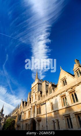 Oxford, England - 28. Oktober 2019 Ich liebe es, in den Himmel zu schauen. Was Sie sehen, ist oft schön und verändert sich ständig. Spaziergang durch Oxford auf einem schönen A Stockfoto