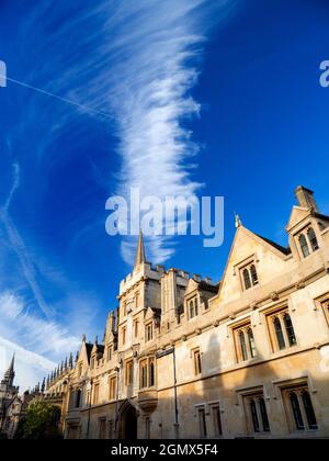 Oxford, England - 28. Oktober 2019 Ich liebe es, in den Himmel zu schauen. Was Sie sehen, ist oft schön und verändert sich ständig. Spaziergang durch Oxford auf einem schönen A Stockfoto