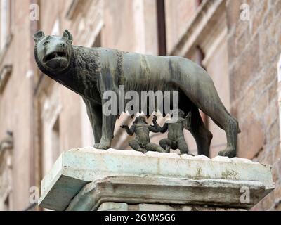 Rom, Italien - Oktober 2014; der Kapitolinische Wolf (Lupa Capitolina) ist eine berühmte Bronzeskulptur einer Wölfin, die Zwillinge menschlicher Säuglinge ansieht, inspiriert von Stockfoto