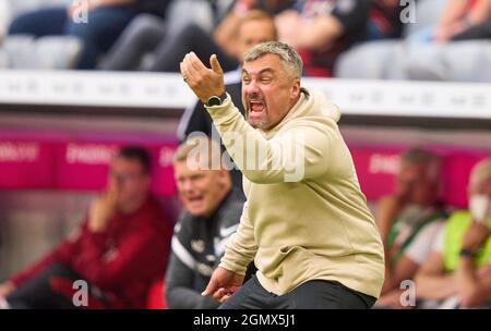 Thomas Reis, Cheftrainer, Trainer Bochum geste im Spiel FC BAYERN MÜNCHEN - VFL BOCHUM 7-0 1. Deutsche Fußballliga am 18. September 2021 in München. Saison 2021/2022, Spieltag 6, 1.Bundesliga, FCB, München, 6.Spieltag. © Peter Schatz / Alamy Live News - die DFL-VORSCHRIFTEN VERBIETEN DIE VERWENDUNG VON FOTOS als BILDSEQUENZEN und/oder QUASI-VIDEO - Stockfoto