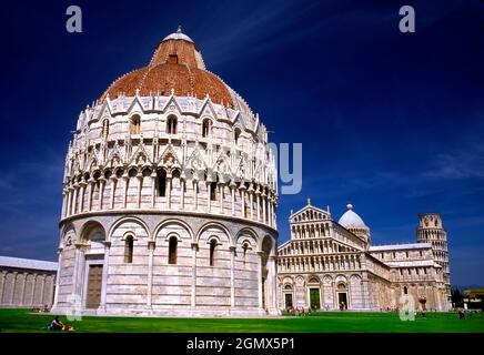 Pisa, Toskana, Italien - Februar 2011; die Piazza dei Miracoli ist ein von Mauern umzäuntes 8.87 Hektar großes Gebiet in Pisa, Toskana, das als wichtiges Zentrum anerkannt ist Stockfoto