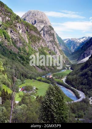 FlŒm ist ein kleines Dorf in der spektakulären Umgebung des Aurlandsfjords - einem Zweig des Sognefjords: Dies ist der größte und bekannteste Fjord in Stockfoto