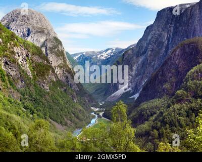 FlŒm ist ein kleines Dorf in der spektakulären Umgebung des Aurlandsfjords - einem Zweig des Sognefjords: Dies ist der größte und bekannteste Fjord in Stockfoto