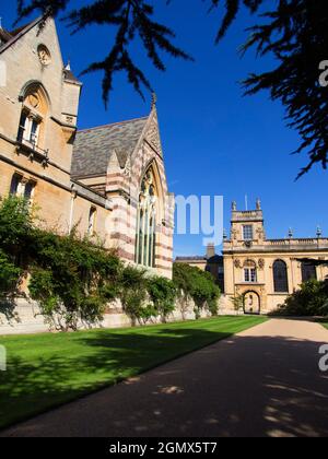 Oxford, England - 20. September 2013; keine Menschen im Blick. Die Fassade und die Kapelle des Trinity College, Oxford. Diese relativ große und reiche Hochschule Stockfoto