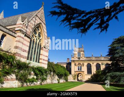 Oxford, England - 20. September 2013; keine Menschen im Blick. Die Fassade und die Kapelle des Trinity College, Oxford. Diese relativ große und reiche Hochschule Stockfoto