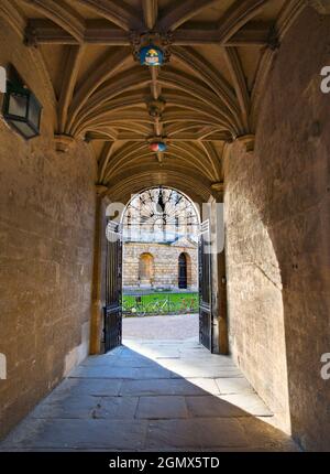 Das intime Tor zwischen zwei der historischsten Wahrzeichen von Oxford: Der Bodleian Library und dem Radcliiffe Square. Die Bodleian Library, das Hauptresea Stockfoto