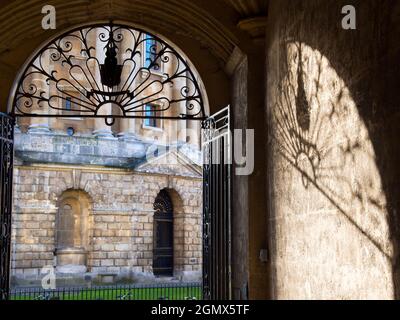 Das intime Tor zwischen zwei der historischsten Wahrzeichen von Oxford: Der Bodleian Library und dem Radcliiffe Square. Die Bodleian Library, das Hauptresea Stockfoto