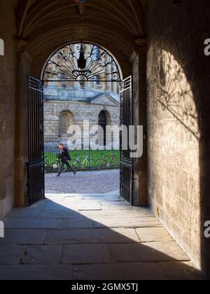 Das intime Tor zwischen zwei der historischsten Wahrzeichen von Oxford: Der Bodleian Library und dem Radcliiffe Square. Die Bodleian Library, das Hauptresea Stockfoto