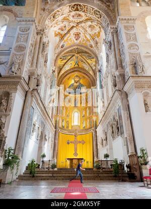 Palermo, Sizilien, Italien - 25. September 2019; eine Putzfrau, die über den Teppich springt, gezeigt. Erbaut von 1131, ist die zum UNESCO-Weltkulturerbe gehörende Cefal Kathedrale Stockfoto