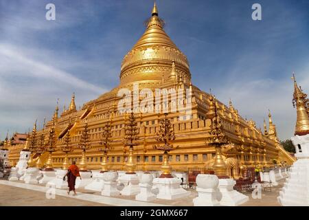 Yangon, Myanmar - 28. Januar 2013. Die Shwezigon-Pagode ist ein großer buddhistischer Tempel in Nyaung-U, einer Stadt in der Nähe von Bagan, Myanmar. Seine Konstruktion Stockfoto