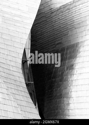 Bilbao, Spanien - 8. September 2015; keine Menschen im Blick. Das Guggenheim Museum in Bilbao ist ein weltberühmtes Museum für moderne Kunst, das von Canadian-Amer entworfen wurde Stockfoto