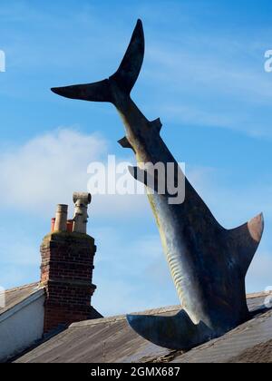 Der Headington Shark ist eine Dachskulptur in der New High Street in Headington, Oxford, England. Dieses surreale öffentliche Kunstwerk zeigt einen überdimensionalen Sh Stockfoto