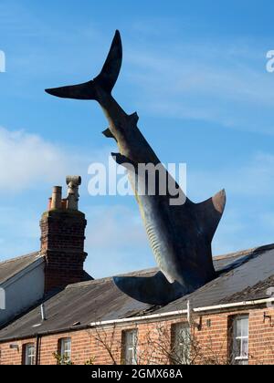 Der Headington Shark ist eine Dachskulptur in der New High Street in Headington, Oxford, England. Dieses surreale öffentliche Kunstwerk zeigt einen überdimensionalen Sh Stockfoto