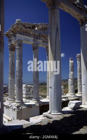 Pergamon, Türkei - Juni 2003; Dies ist der rekonstruierte Trajanstempel in Pergamon. Pergamon war eine antike griechische Stadt und Zentrum des Lernens in AE Stockfoto