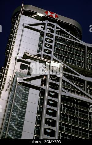 ;Hongkong, China - 7. April 2000 die HSBC-Zentrale in Hongkong wurde 1985 als Ikone des modernen Architekturdesigns fertiggestellt. Hier sehen wir es aus Stockfoto