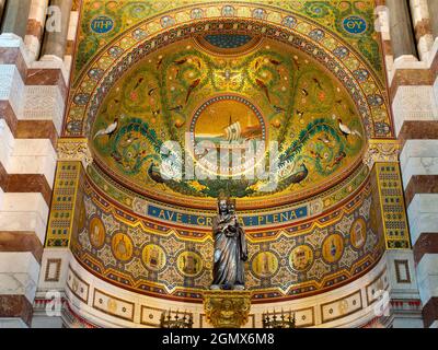 Marseille, Frankreich - 20. Juni 2013; Keine Menschen im Blick. Notre-Dame de la Garde (Unsere Liebe Frau von der Garde), ist eine katholische Basilika in Marseille, Frankreich, loc Stockfoto