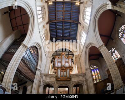 Die University Church of St Mary the Virgin ist eine prominente Oxford-Kirche, die sich auf der Nordseite der High Street gegenüber dem Radcliffe Square befindet. Das ist es Stockfoto