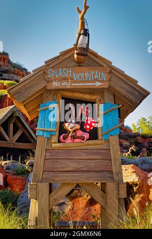 Splash Mountain in Magic Kingdom in Orlando, Florida, eine Blockflöte-Fahrt, die auf den animierten Sequenzen des 1946 Disney-Films Song of South basiert Stockfoto