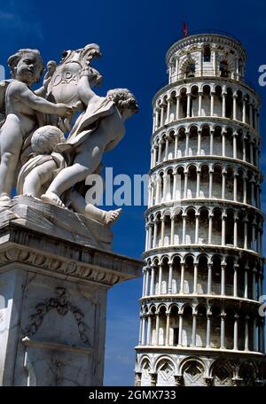 Pisa, Toskana, Italien - Februar 2011; eines der berühmtesten und ikonischsten Gebäude der Welt. Der schiefe Turm von Pisa braucht wirklich keine Einführung. Stockfoto