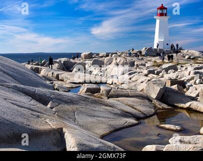 Peggy's Cove, Nova Scotia, Kanada - 11. Oktober 2013; Gruppe von Touristen in Schuss. Peggy's Cove ist ein winziges, malerisches Fischerdorf im Osten Stockfoto