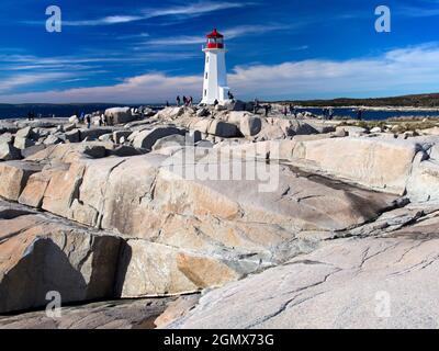 Peggy's Cove, Nova Scotia, Kanada - 11. Oktober 2013; Gruppe von Touristen in Schuss. Peggy's Cove ist ein winziges, malerisches Fischerdorf im Osten Stockfoto