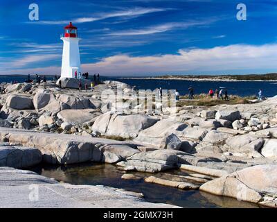 Peggy's Cove, Nova Scotia, Kanada - 11. Oktober 2013; Gruppe von Touristen in Schuss. Peggy's Cove ist ein winziges, malerisches Fischerdorf im Osten Stockfoto