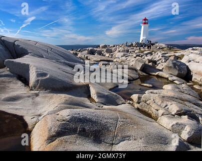 Peggy's Cove, Nova Scotia, Kanada - 11. Oktober 2013; Gruppe von Touristen in Schuss. Peggy's Cove ist ein winziges, malerisches Fischerdorf im Osten Stockfoto