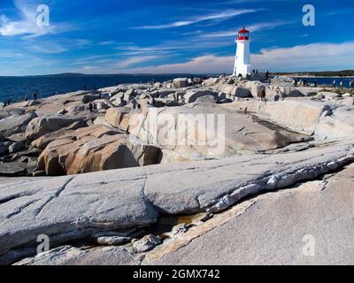 Peggy's Cove, Nova Scotia, Kanada - 11. Oktober 2013; Gruppe von Touristen in Schuss. Peggy's Cove ist ein winziges, malerisches Fischerdorf im Osten Stockfoto