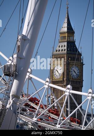 Das Millennium Wheel, ursprünglich London Eye genannt, ist ein riesiges Riesenrad am Südufer der Themse in London. Es ist zu einem der t geworden Stockfoto