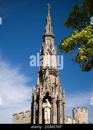 Oxford, Oxfordshire, Großbritannien - 2012; das Martyrs' Memorial ist ein düsteres Steindenkmal an der Kreuzung von St. Giles', Magdalen Street und Beaumo Stockfoto